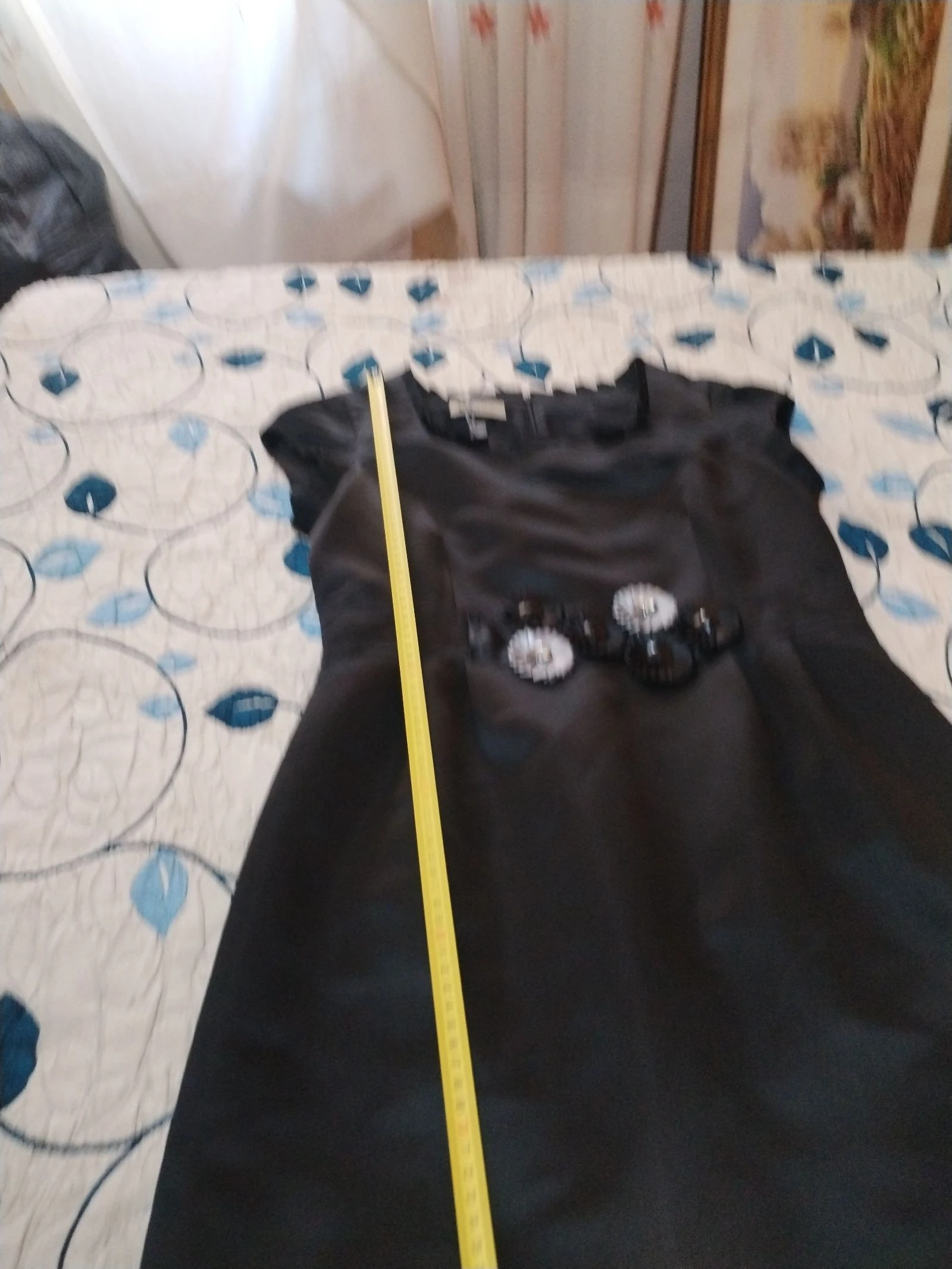 Un vestido de fiesta en negro con un toque en la cintura de flores y piedras – photo 12